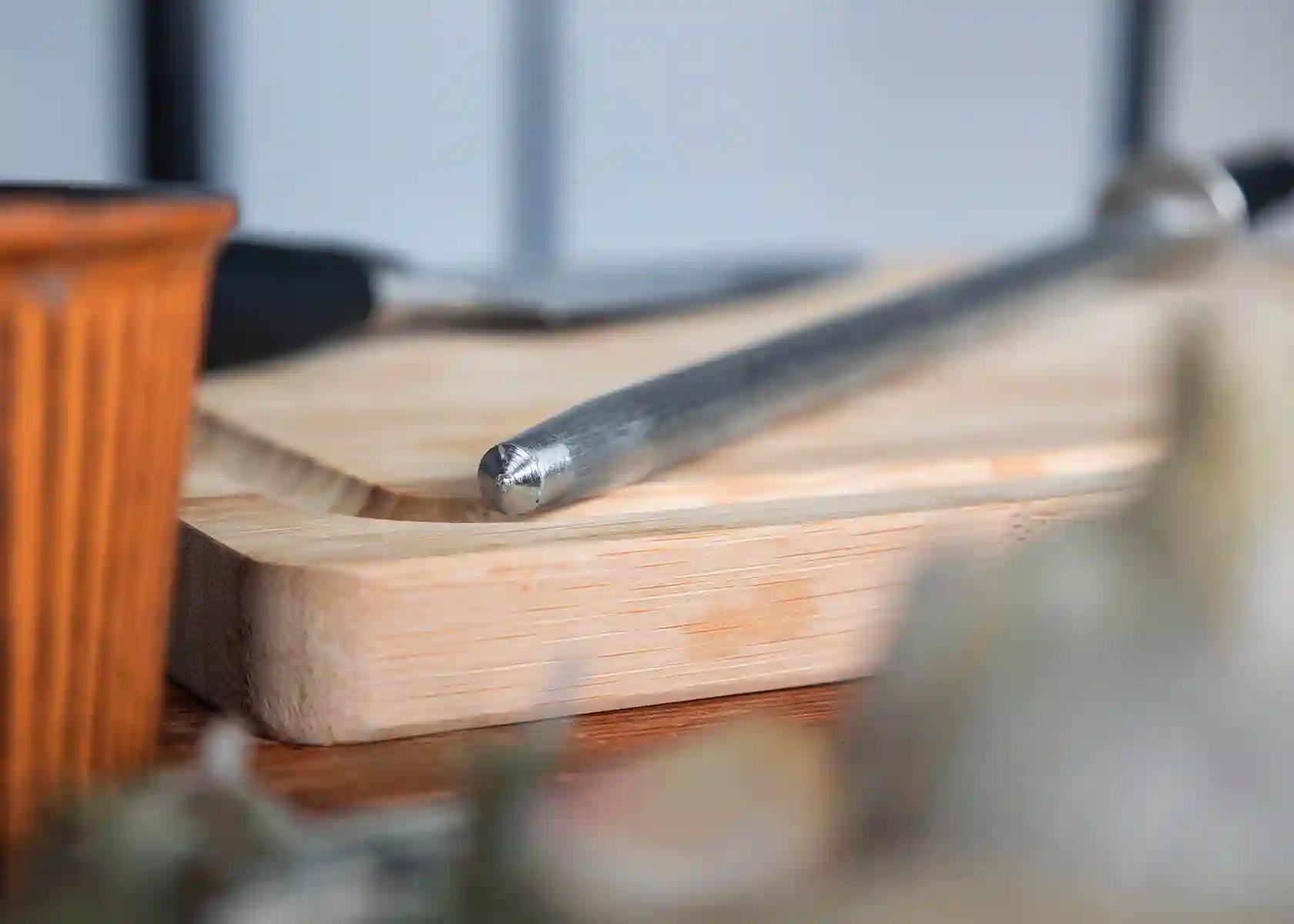 25 cm stainless steel honing rod with black pakkawood accent.