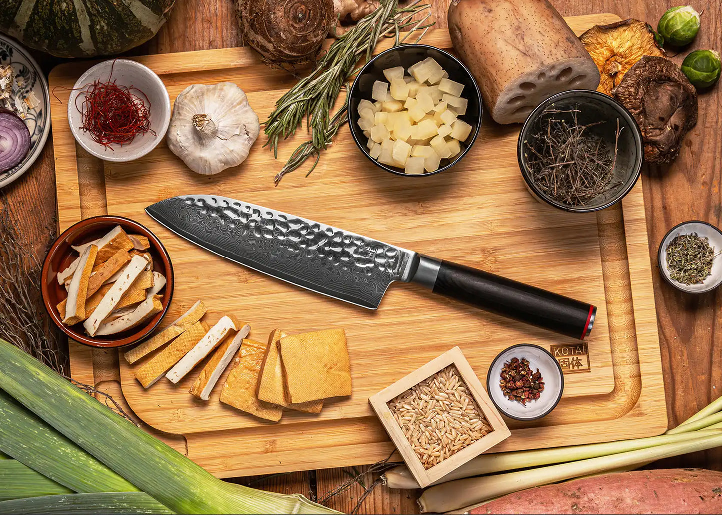 18 cm Santoku knife with 440C blade and black pakkawood handle.