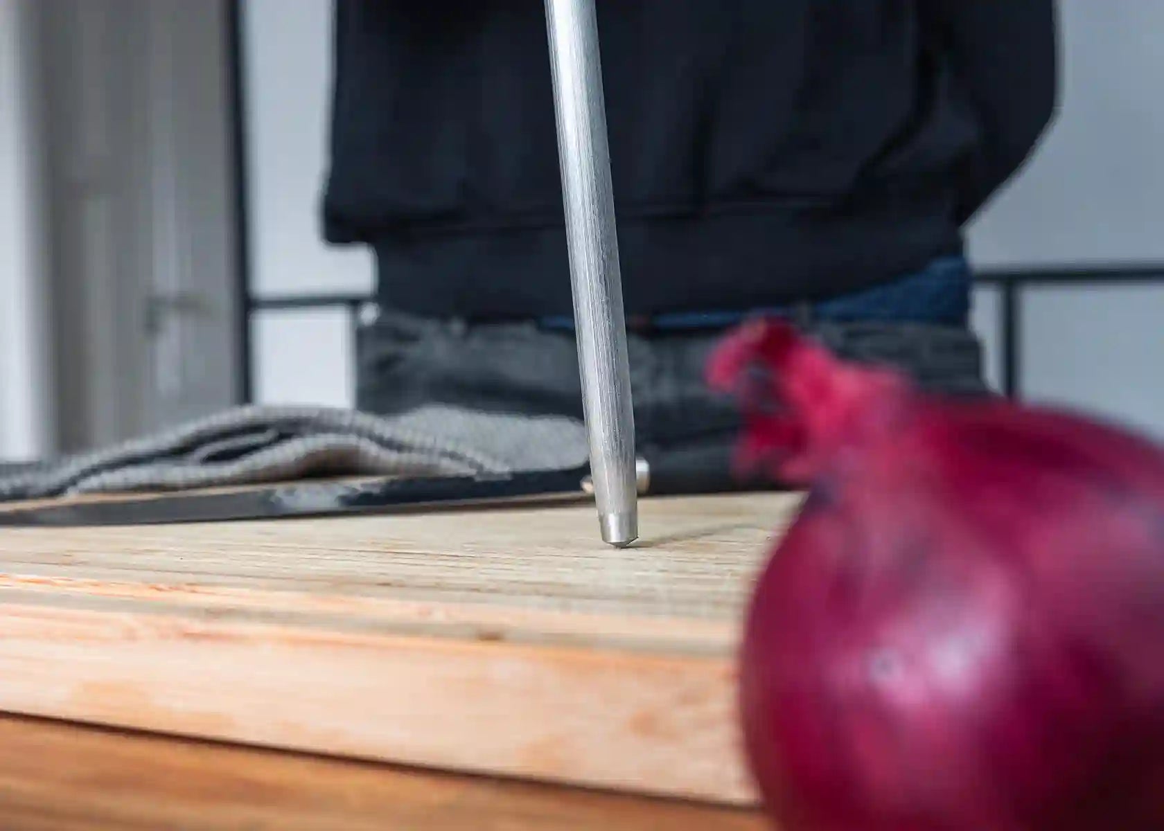 25 cm stainless steel honing rod with black pakkawood accent.