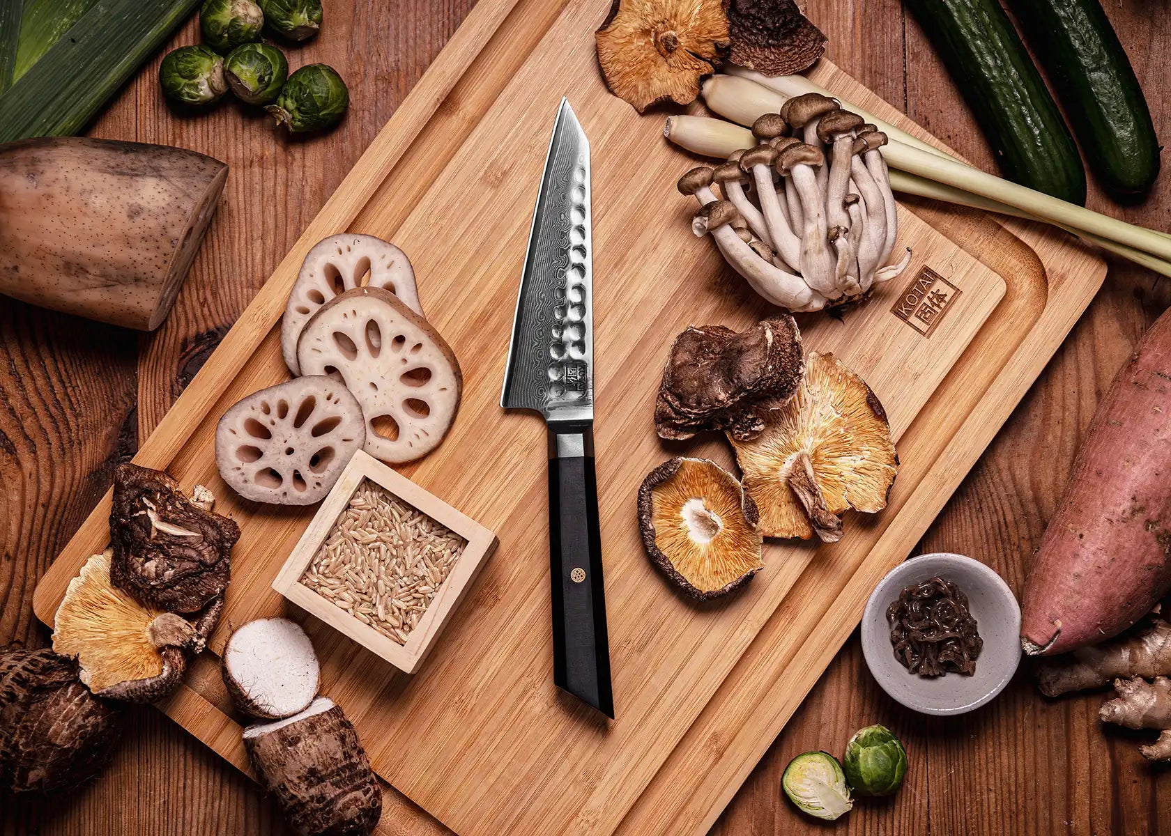 13.5 cm Petty knife with AUS-10 Damascus blade and ebony handle.