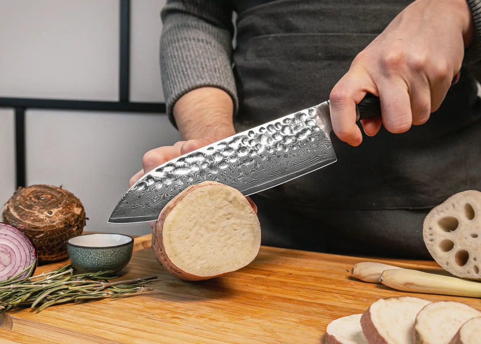 18 cm Santoku knife with 440C blade and black pakkawood handle.