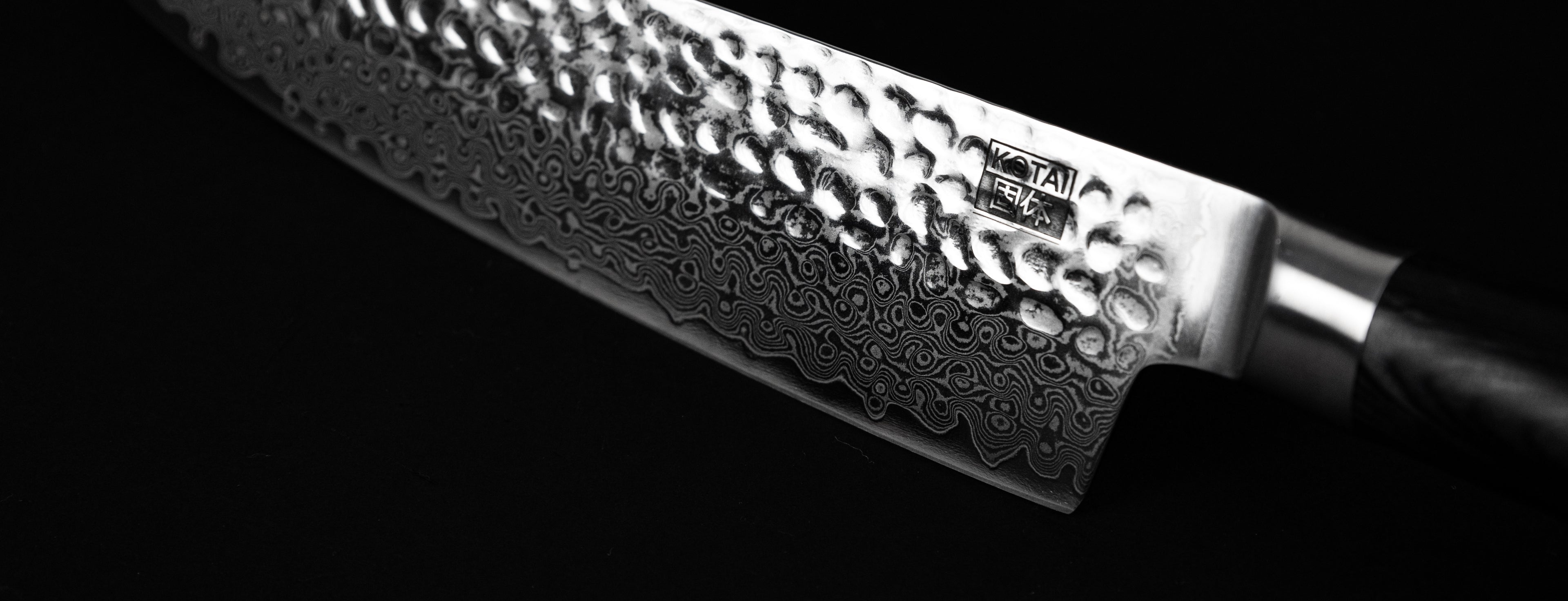 zoom on the kotai santoku pakka collection to appreciate the features of the damascus steel, displayed on a black background