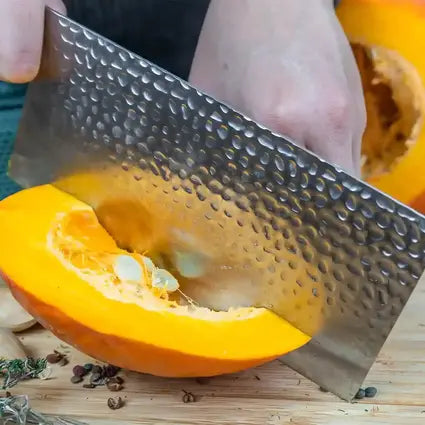Le hachoir KOTAI permet de couper les plus gros aliments sans efforts, comme ici une citrouille.
