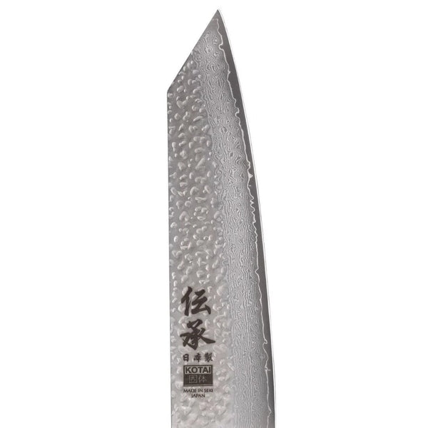 Gros plan sur les motifs damassés de la lame des couteaux japonais.