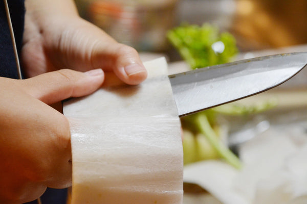 Coupe katsuramuki extrêmement fine que certains professionnels sont capables d'effectuer.