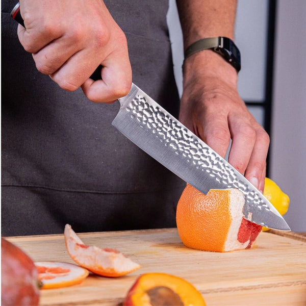 Couteau de chef japonais Gyuto de la collection Pakka avec une lame de 200 mm.