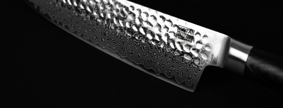 zoom on the kotai santoku pakka collection to appreciate the features of the damascus steel, displayed on a black background