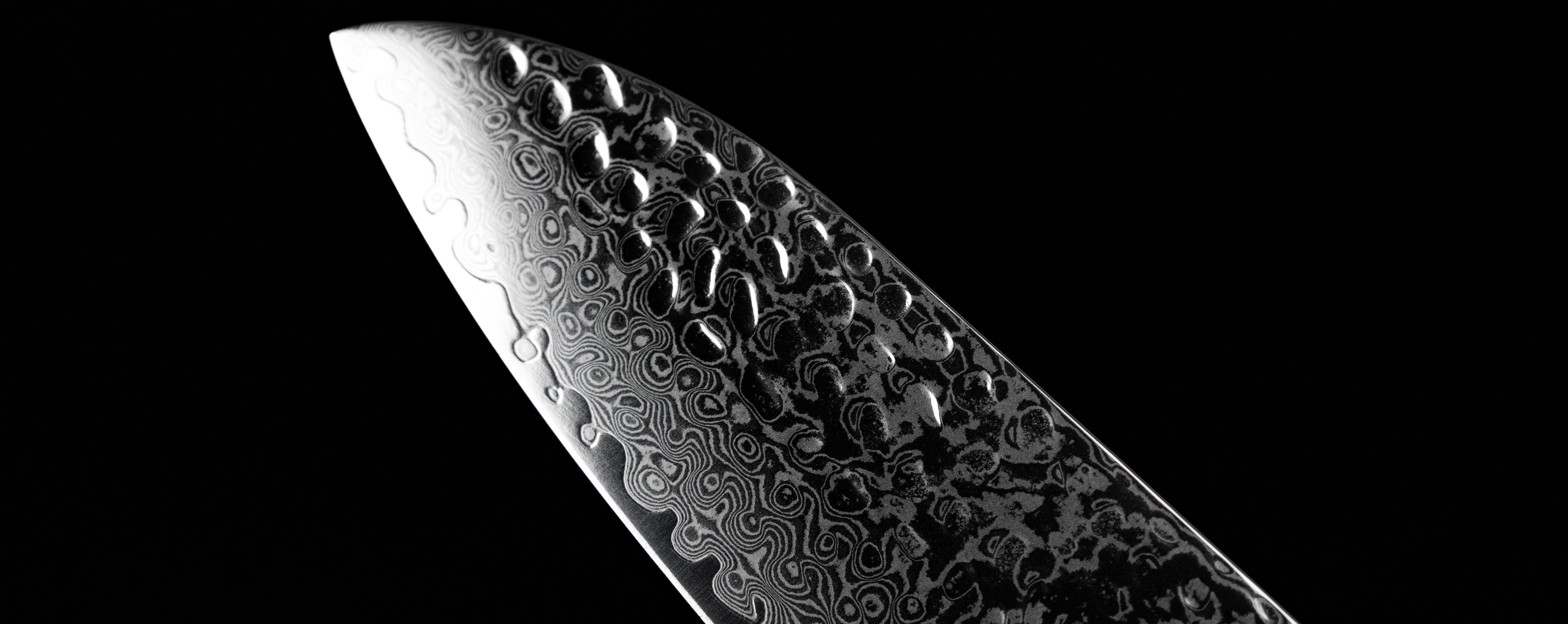 zoom on the kotai santoku pakka collection to appreciate the features of the damascus steel, displayed on a black background