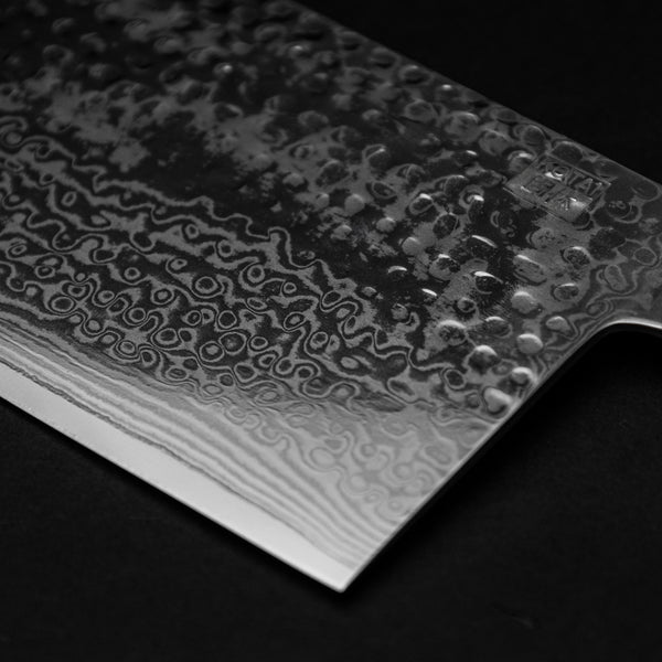zoom on the kotai cleaver knife pakka collection to appreciate the features of the damascus steel, displayed on a black background