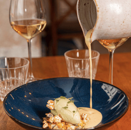 Le restaurant Deux sert une cuisine raffinée.