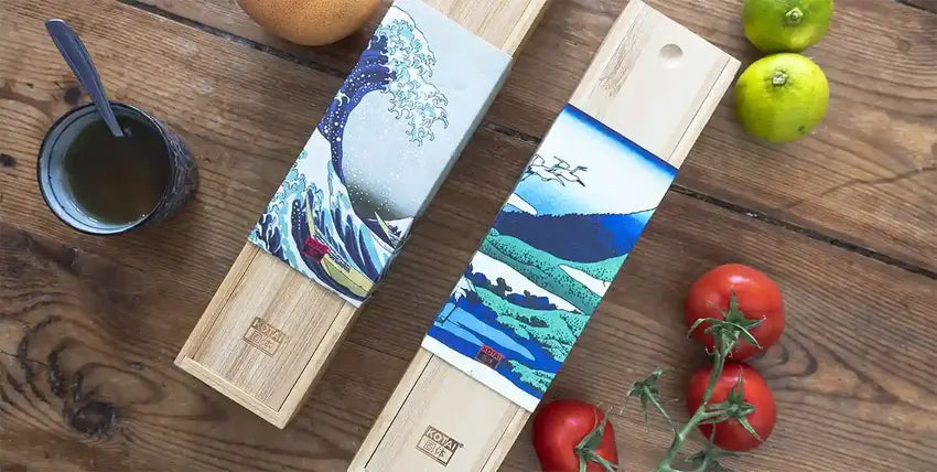 Les couteaux Santoku et Gyuto en acier japonais 440C dans leur boite en bambou élégante et décorée.