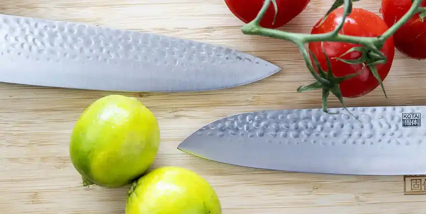 Le Gyuto et Santoku couteaux faits main avec belle lame martelée se font face.