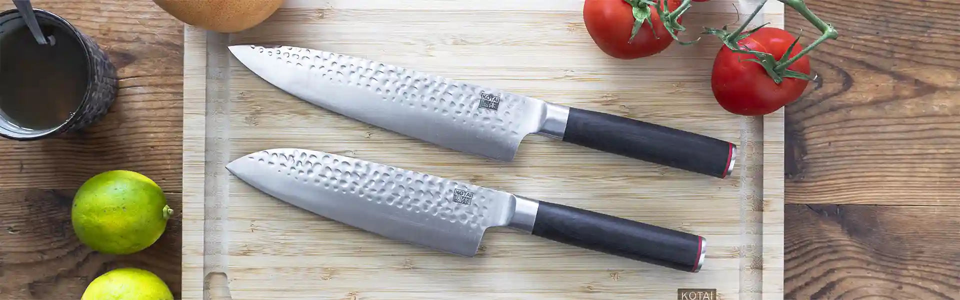 Beaux couteaux japonais Santoku et Gyuto avec lame martelée élégante.