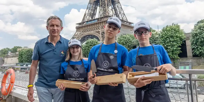 Les vainqueurs de La Tablée des Chefs tiennent fièrement leur couteau KOTAI.