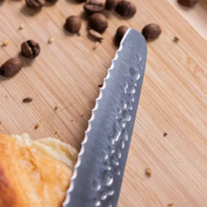 Le couteau à pain Kotai coupe les aliments sans effort grâce à ses dents.